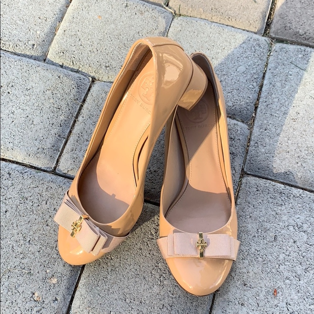 GRAB THESE!! Tory Burch nude block heels!